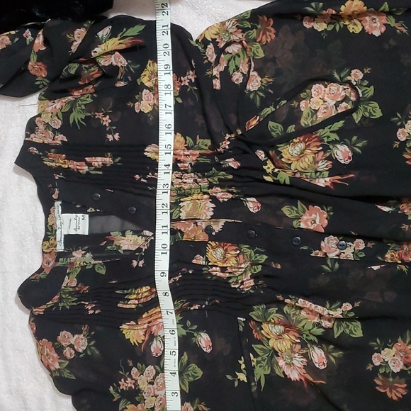 AMERICAN RAG CIE Black Floral Pintuck Split Neck Roll Tab Sleeve Blouse-EUC-Sz M - Picture 14 of 17